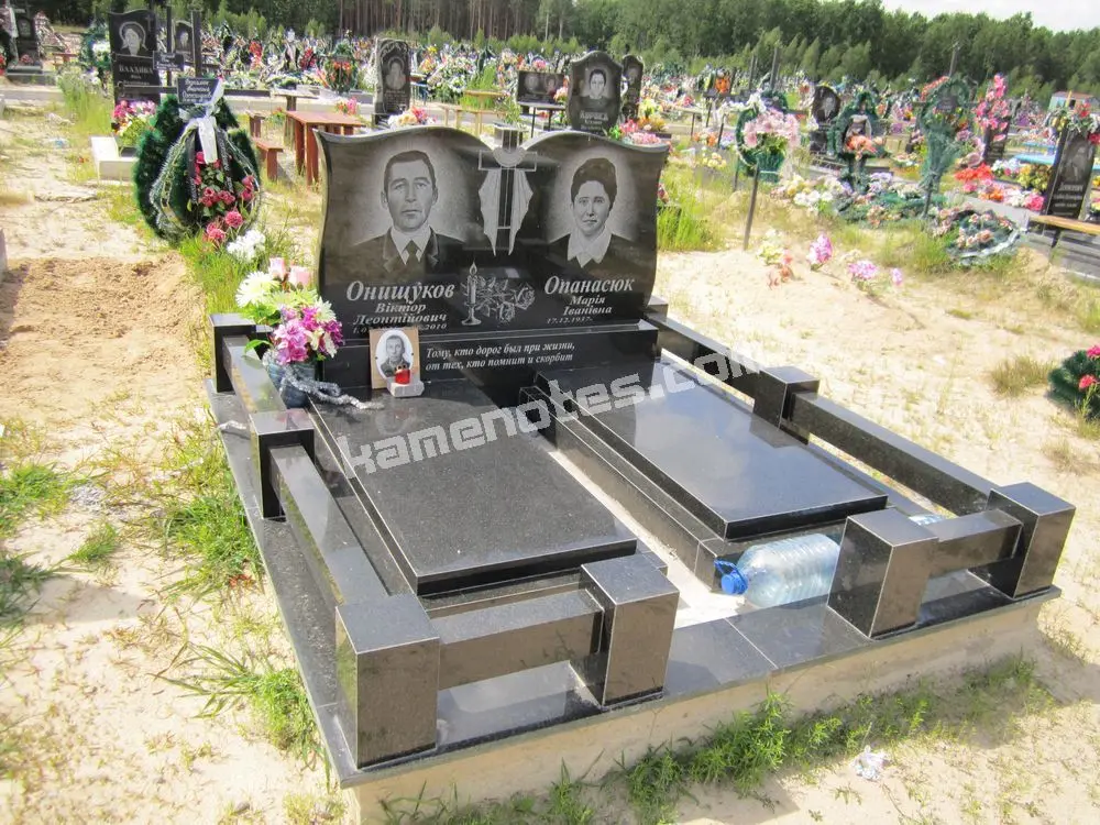 Подвійний пам’ятник KM-7998