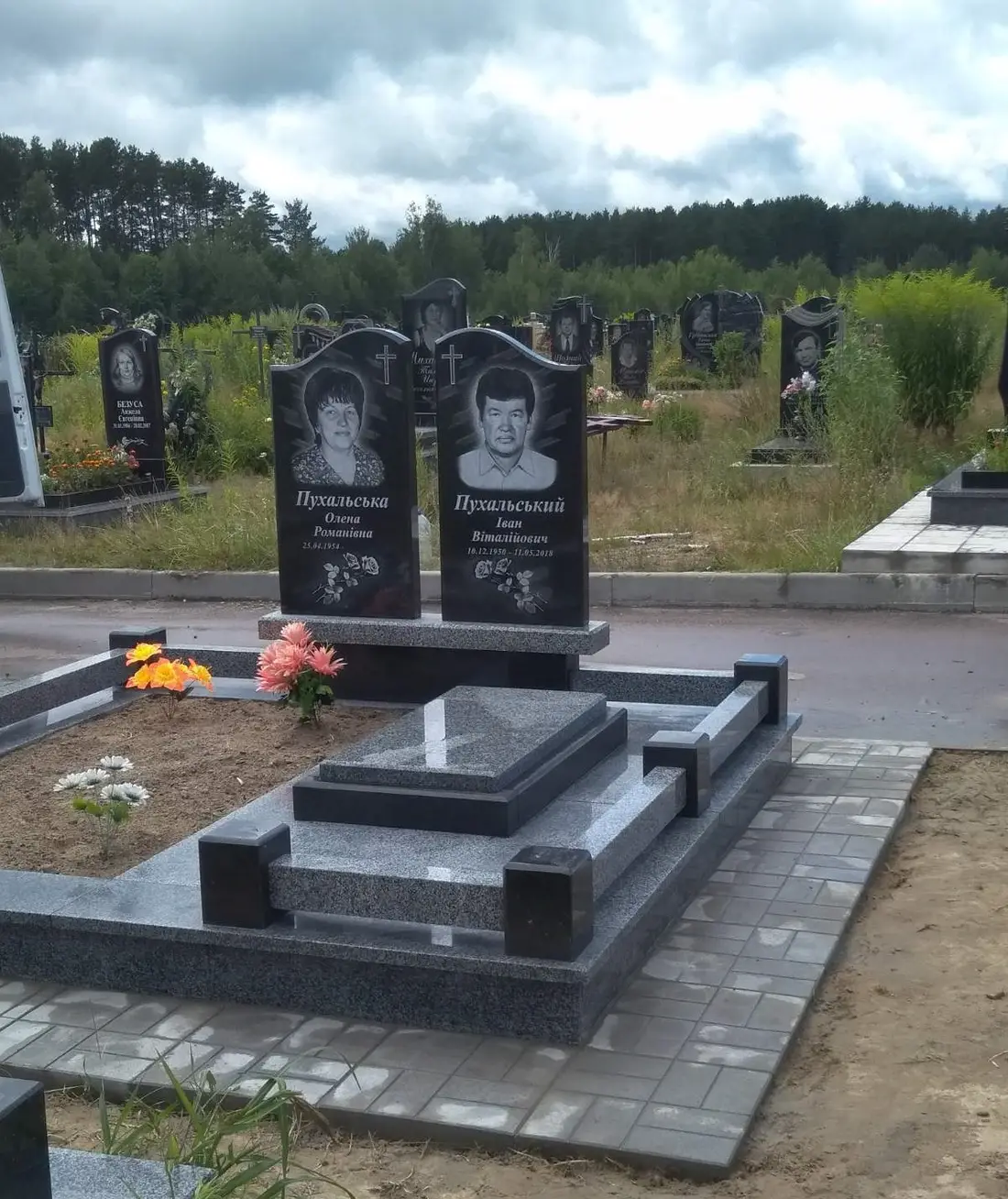 Подвійний пам’ятник KM-8002