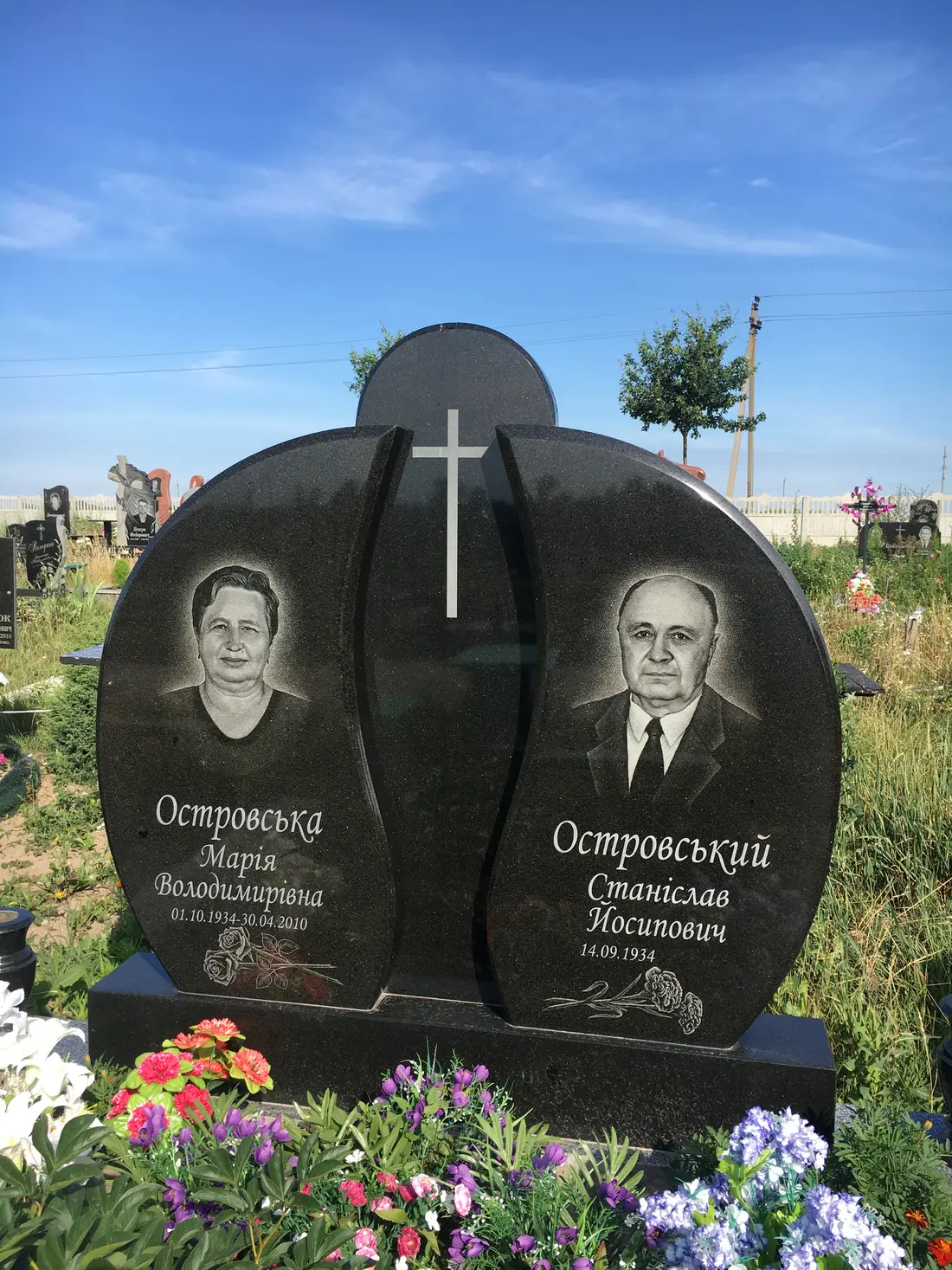 Подвійний пам’ятник KM-8005