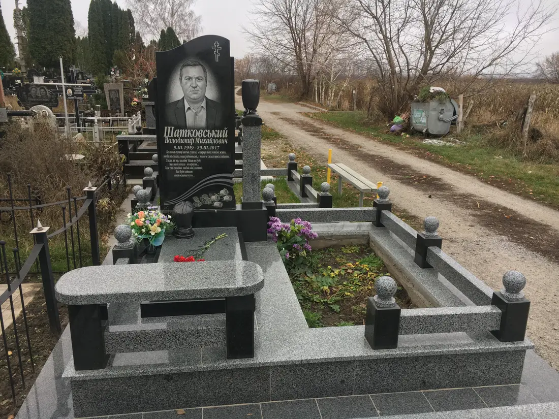 Подвійний пам’ятник KM-8018