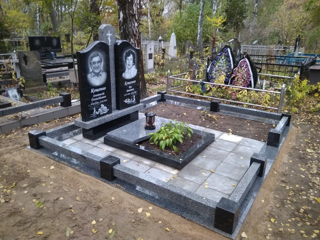Подвійний пам’ятник KM-8027