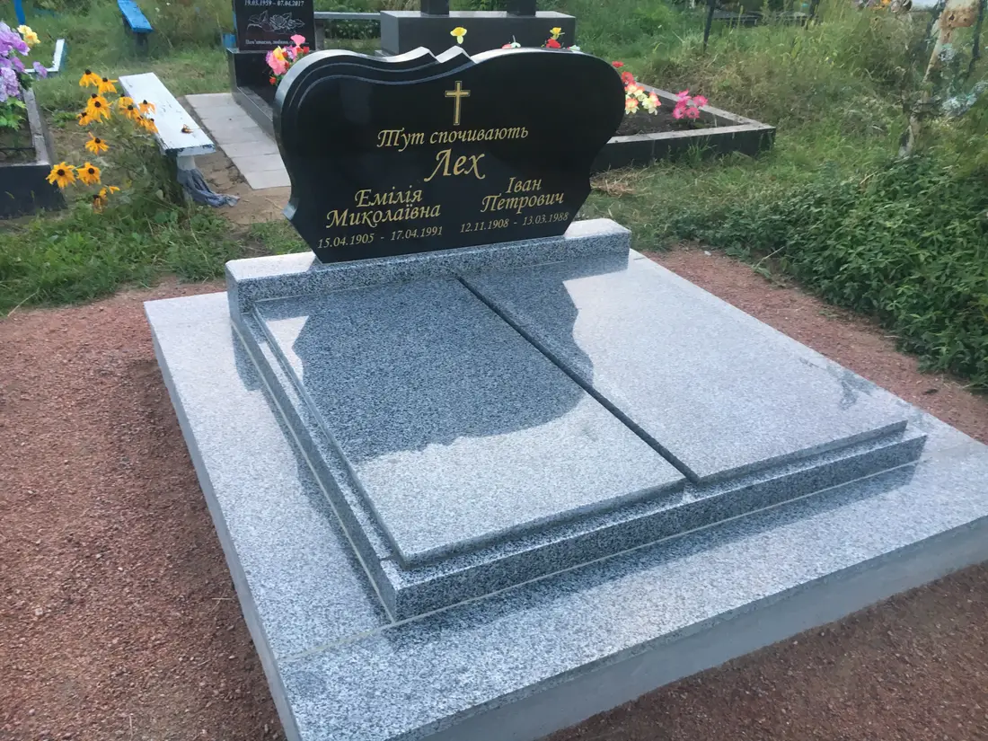 Подвійний пам’ятник KM-8028