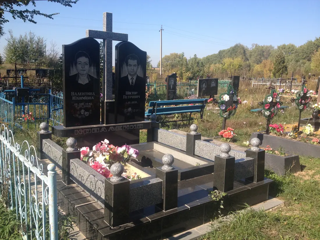 Подвійний пам’ятник KM-8030
