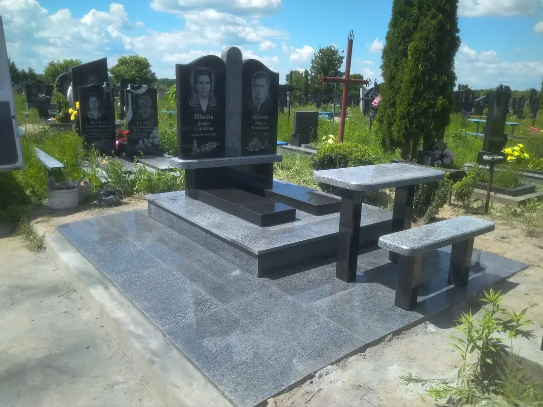 Подвійний пам’ятник KM-8031