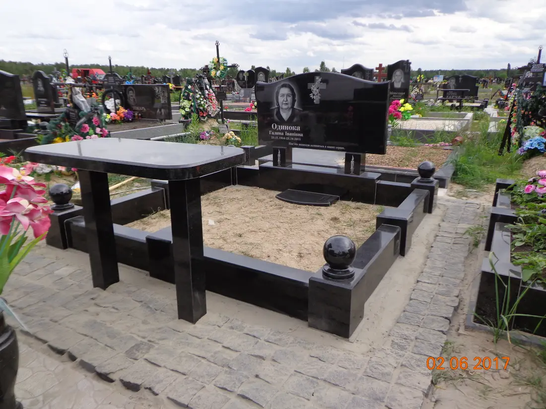 Подвійний пам’ятник KM-8035