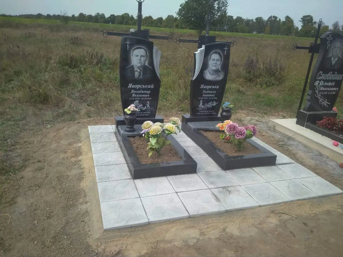 Подвійний пам’ятник KM-8038
