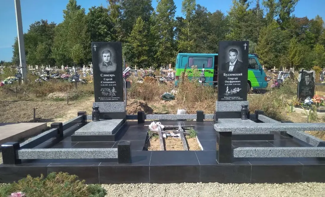 Подвійний пам’ятник KM-8039