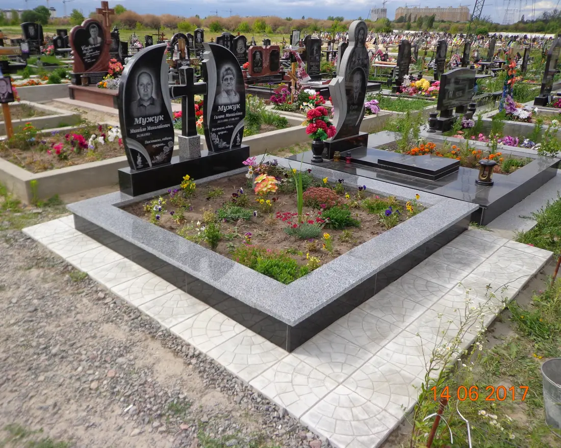 Подвійний пам’ятник KM-8043