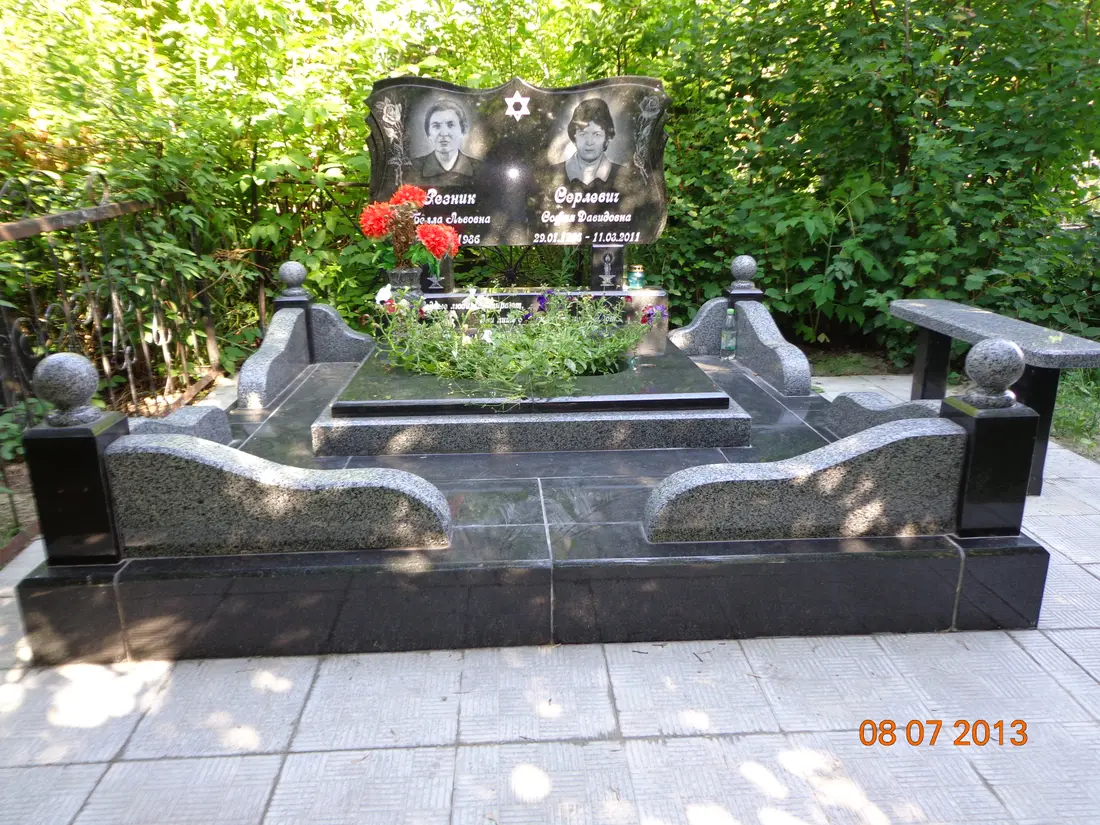 Подвійний пам’ятник KM-8044