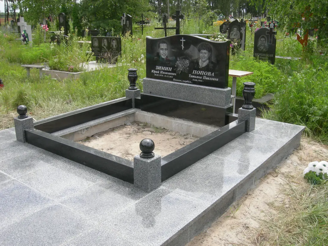 Подвійний пам’ятник KM-8045
