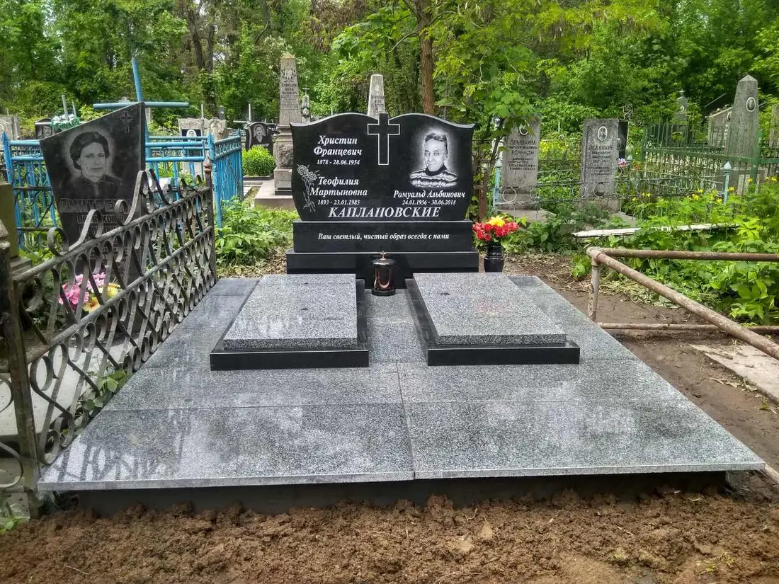 Подвійний пам’ятник KM-8048