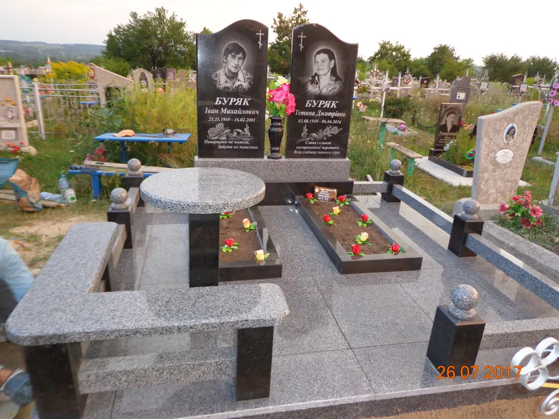 Подвійний пам’ятник KM-8050