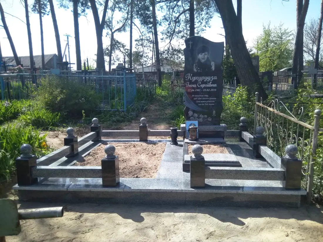 Подвійний пам’ятник KM-8051