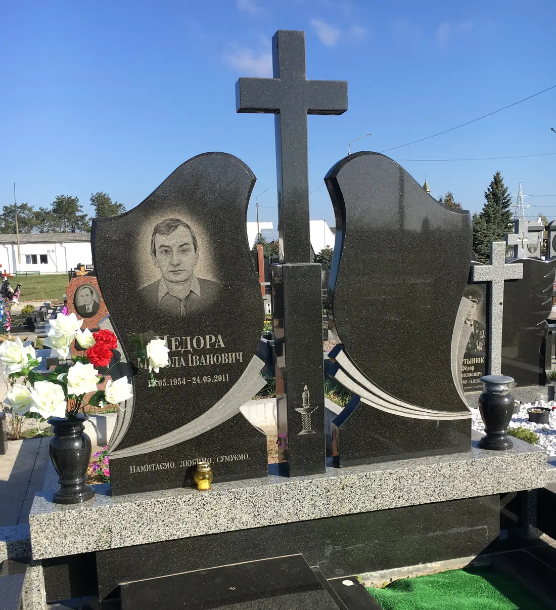 Подвійний пам’ятник KM-8052