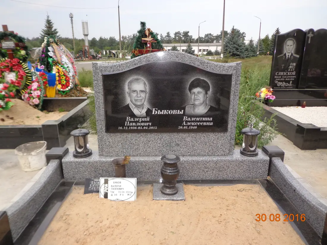 Подвійний пам’ятник KM-8056