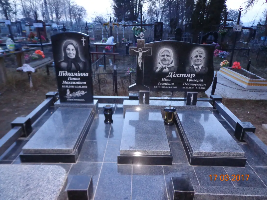 Подвійний пам’ятник KM-8062