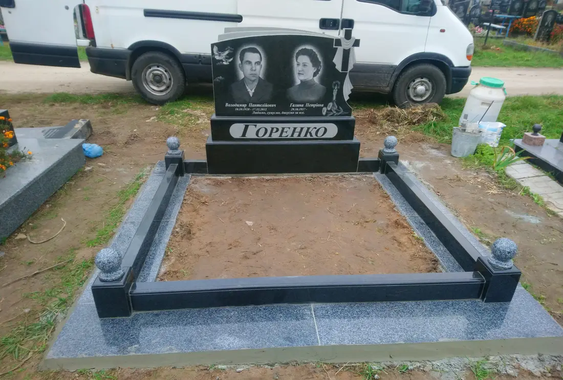 Подвійний пам’ятник KM-8082