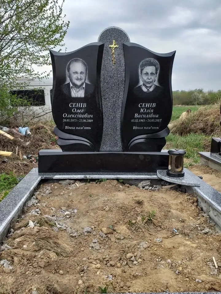 Подвійний пам’ятник KM-8083