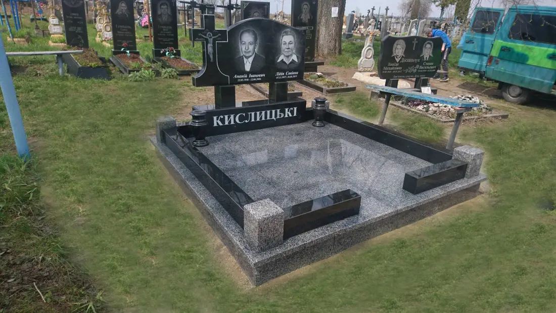 Подвійний пам’ятник KM-8088