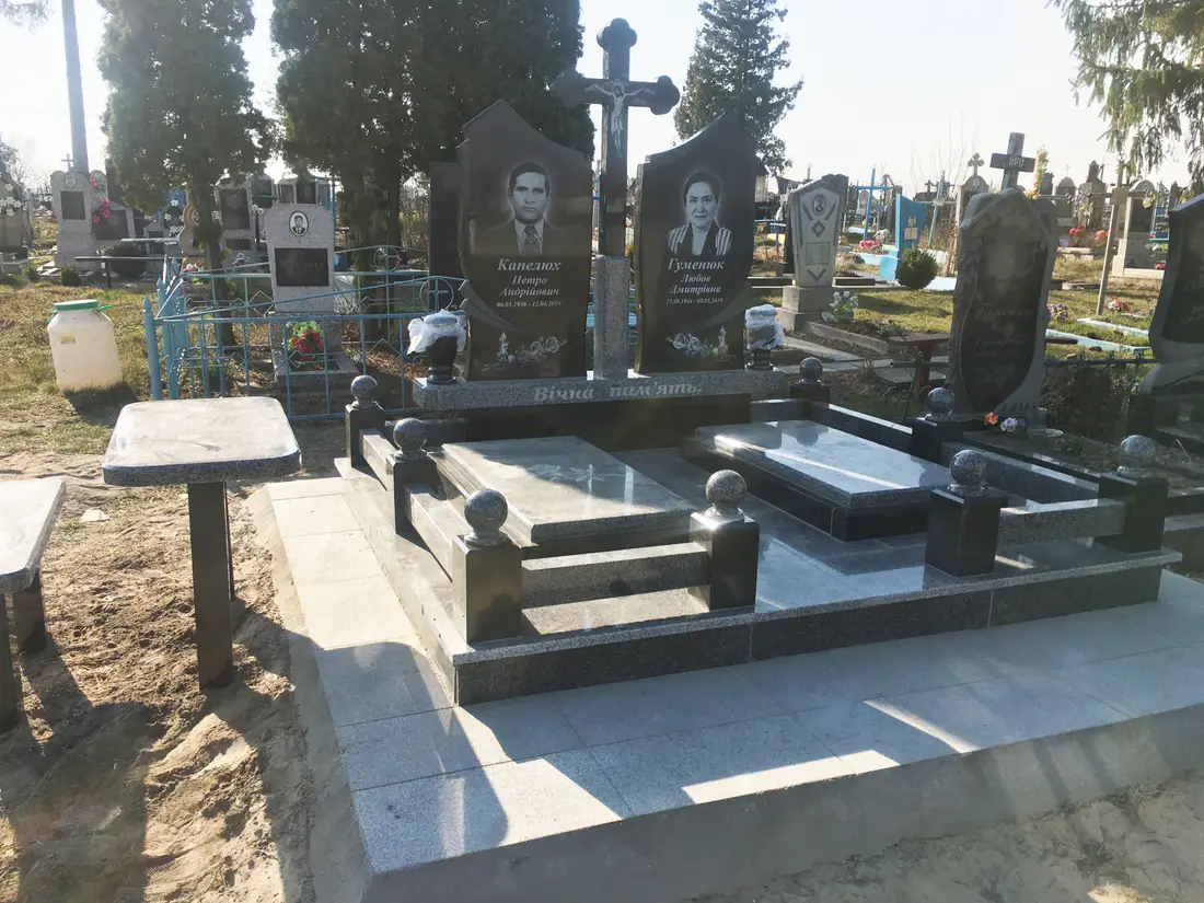 Подвійний пам’ятник KM-8092