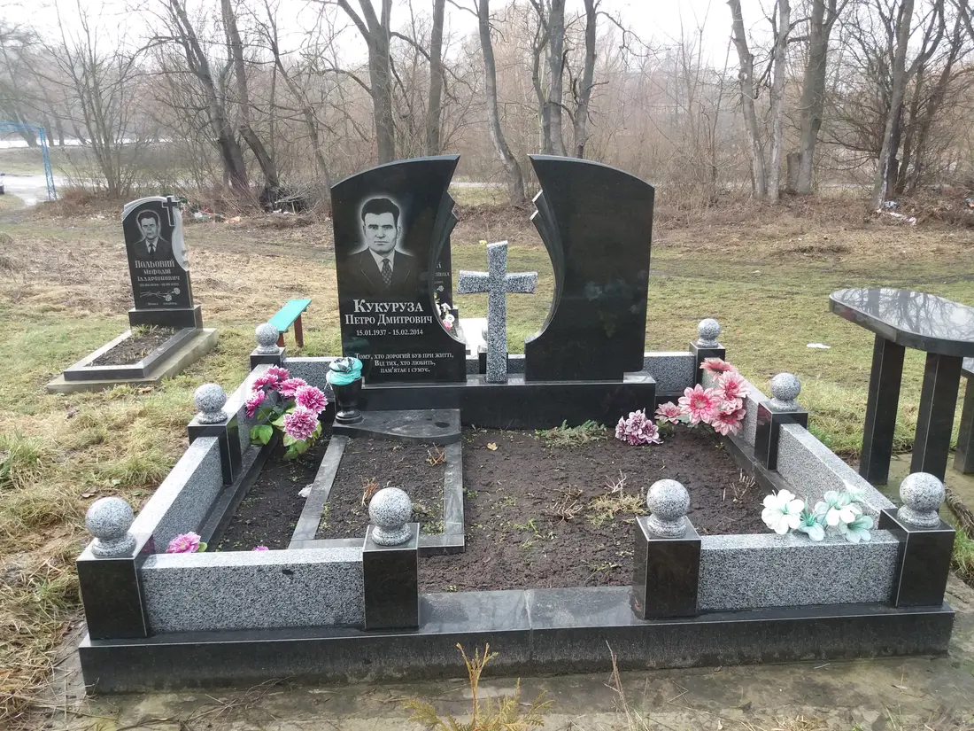Подвійний пам’ятник KM-8093