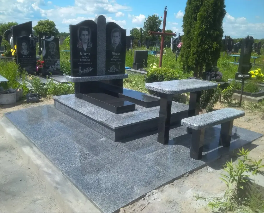 Подвійний пам’ятник KM-8098