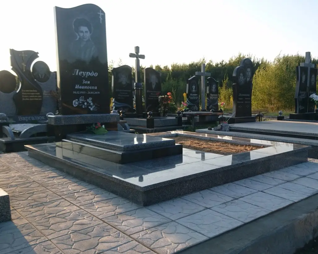 Подвійний пам’ятник KM-8107