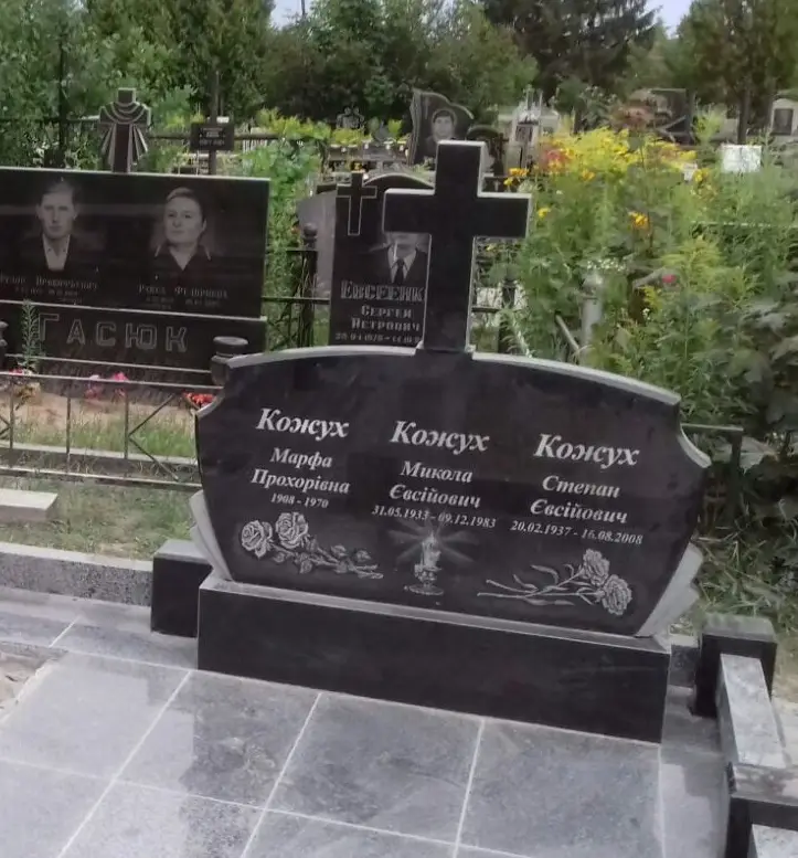 Подвійний пам’ятник KM-8110