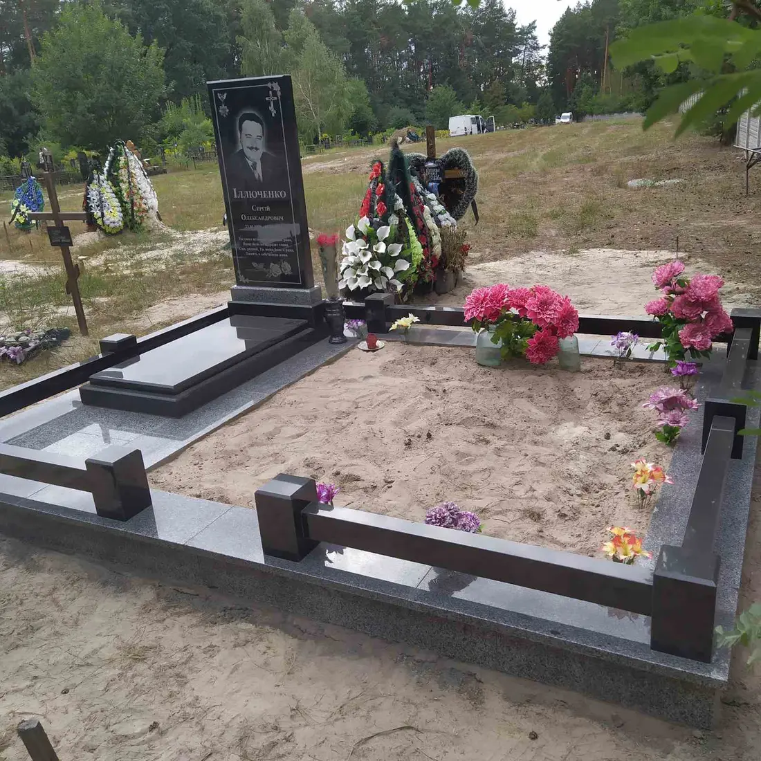 Подвійний пам’ятник KM-8113