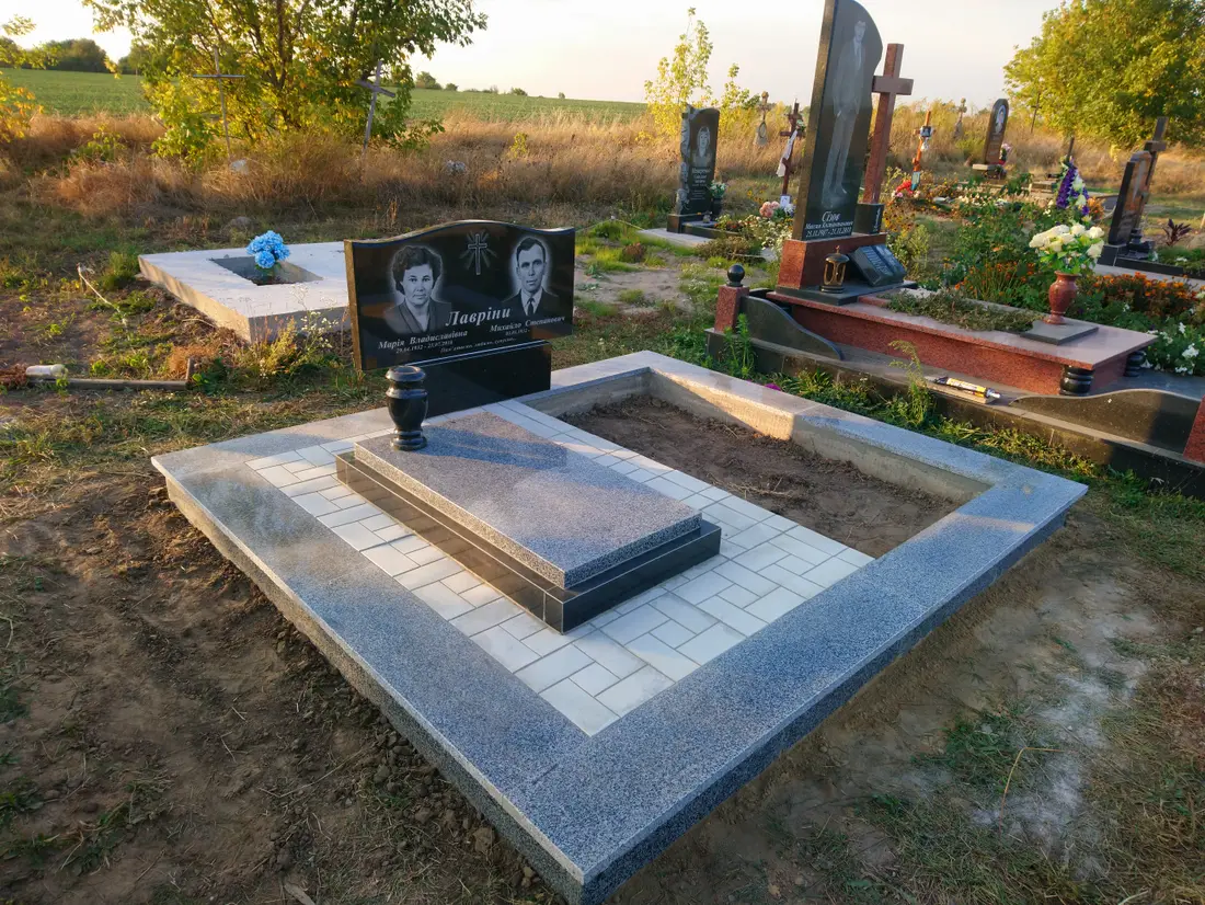 Подвійний пам’ятник KM-8117