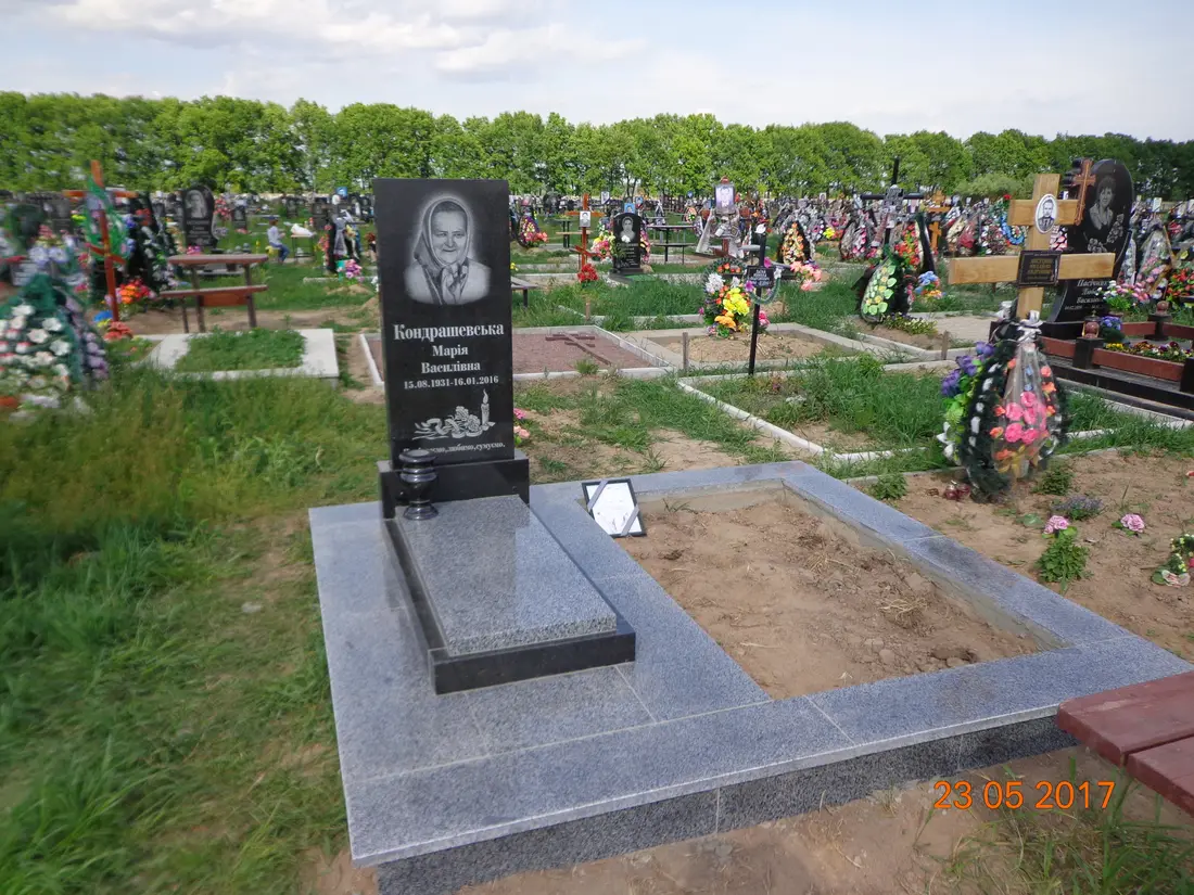 Подвійний пам’ятник KM-8128