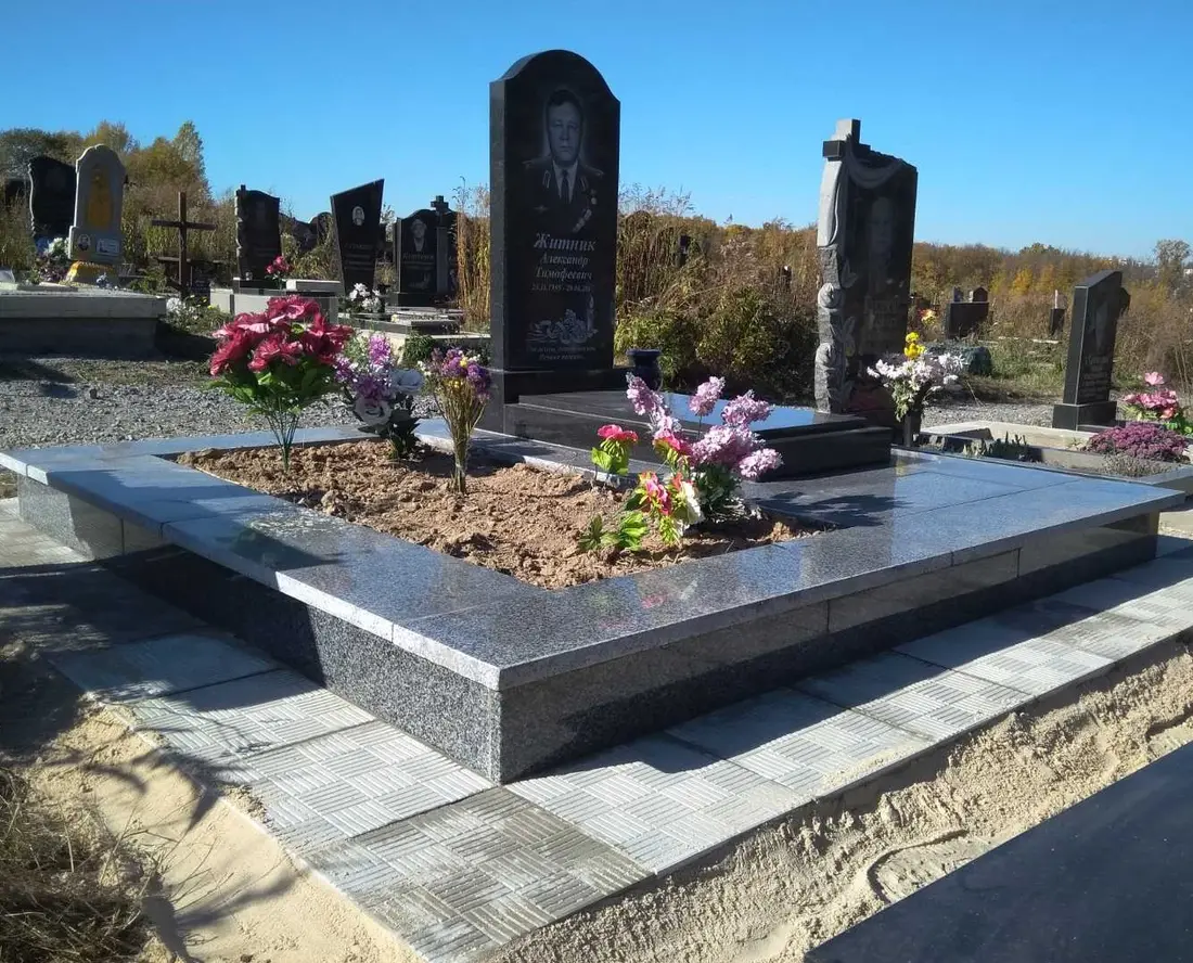 Подвійний пам’ятник KM-8134