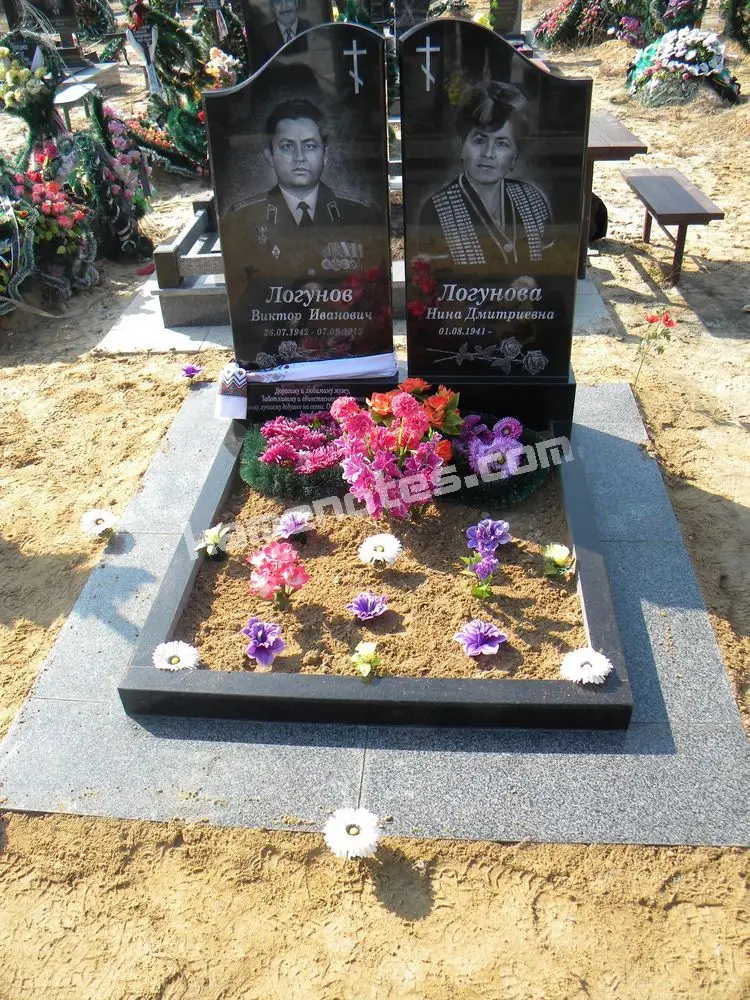 Подвійний пам’ятник KM-8149