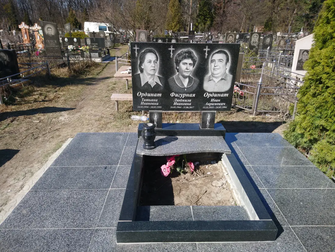 Подвійний пам’ятник KM-8155