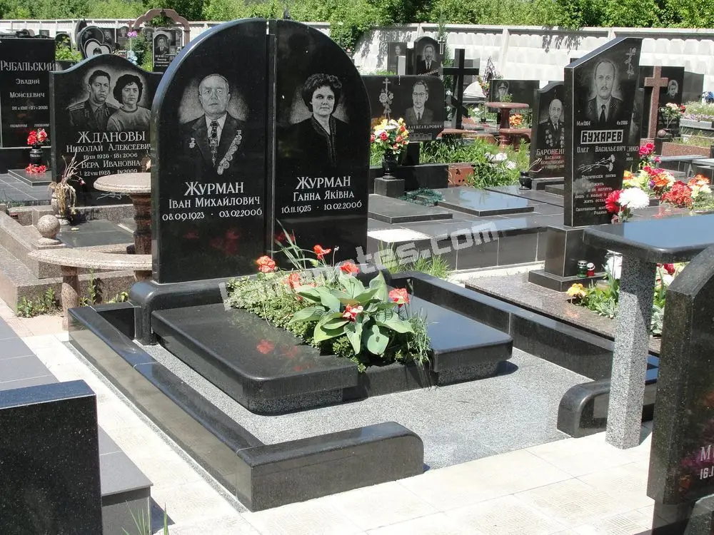Подвійний пам’ятник KM-8162