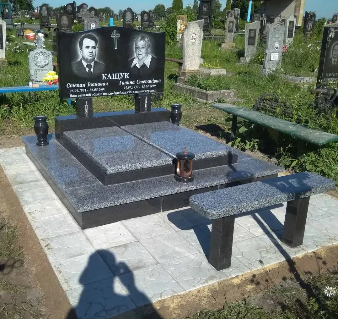 Подвійний пам’ятник KM-8178