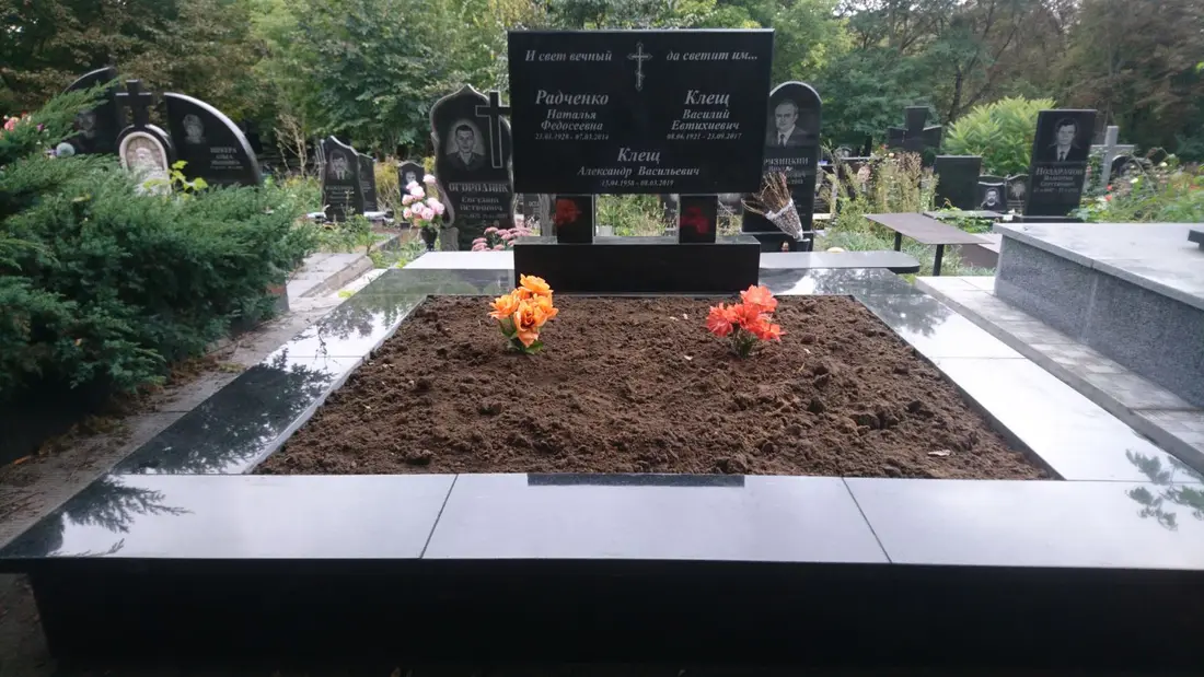 Подвійний пам’ятник KM-8184