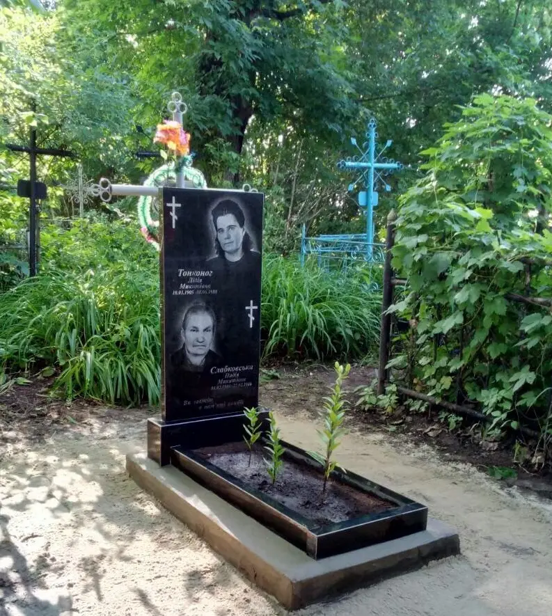 Подвійний пам’ятник KM-8185