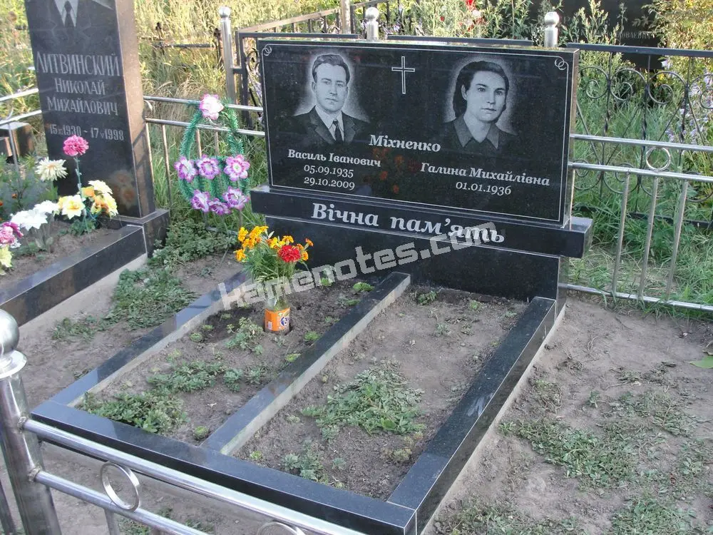 Подвійний пам’ятник KM-8186