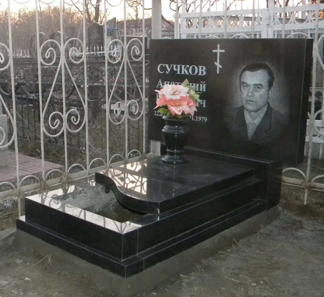 Подвійний пам’ятник KM-8190