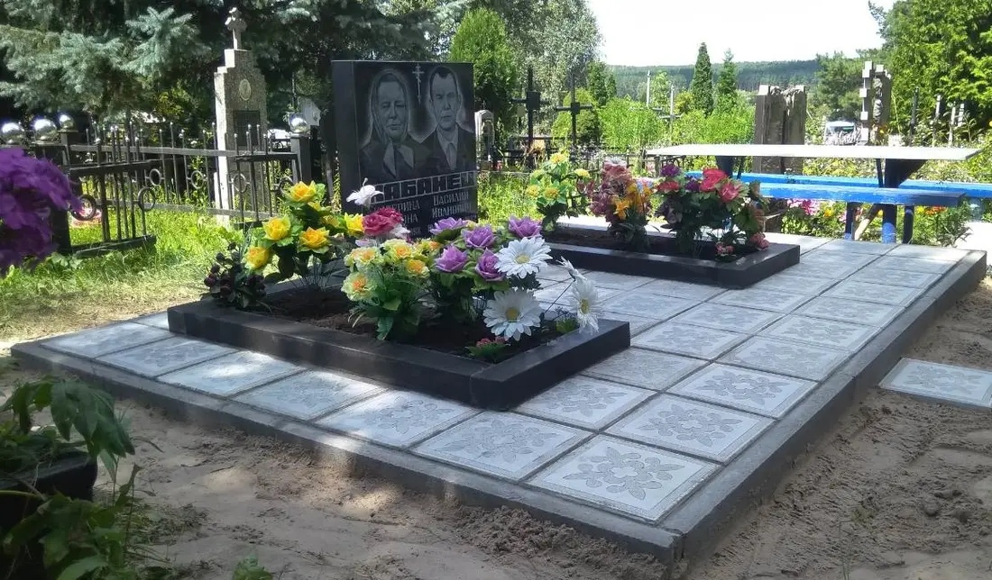 Подвійний пам’ятник KM-8197
