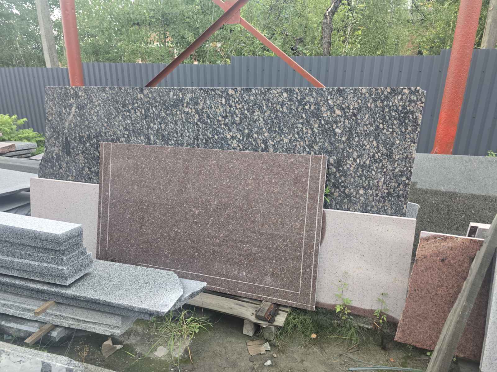 Зразки природного каменю на території майстерні