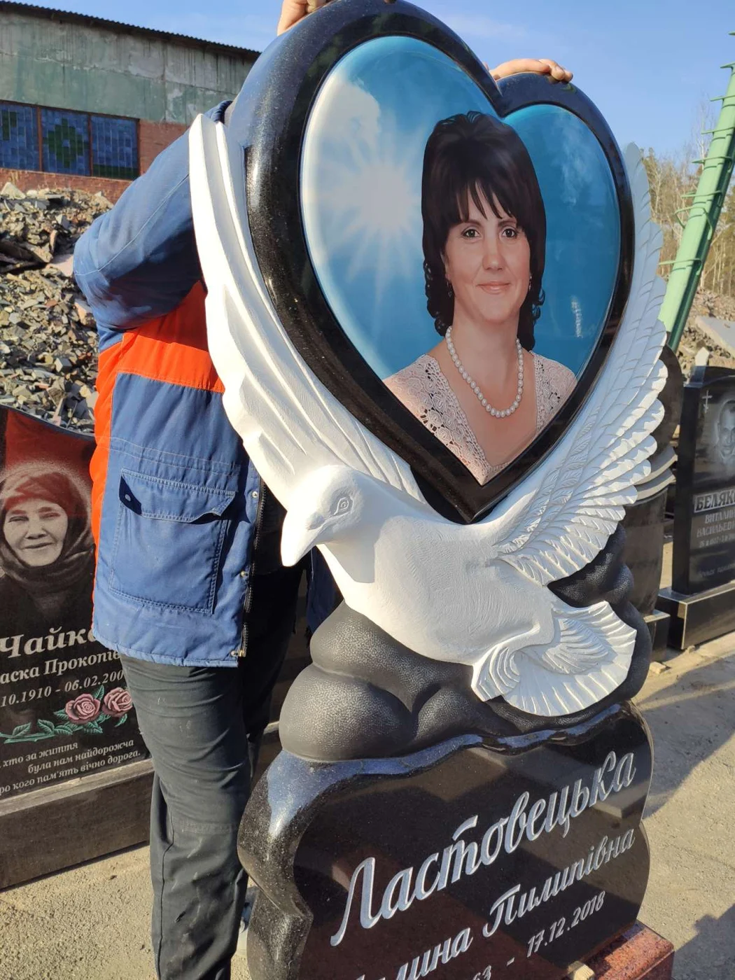 Кольорове фото в оформленні пам’ятника